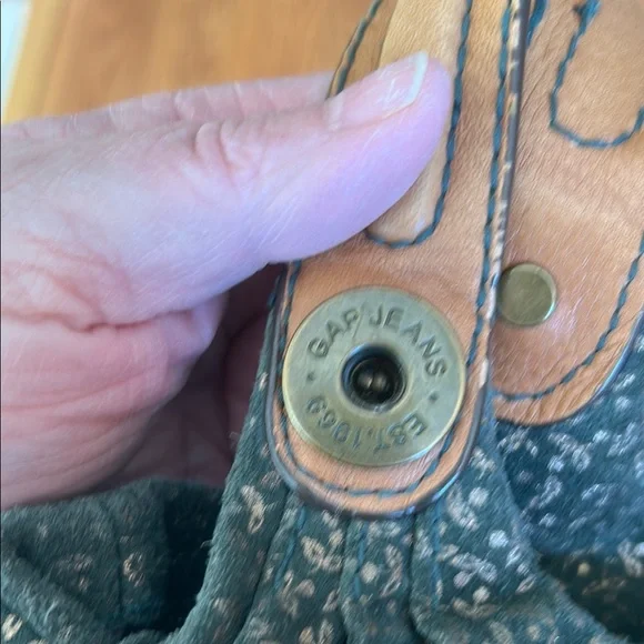 Stylish Green Handbag - Picture 2 of 4